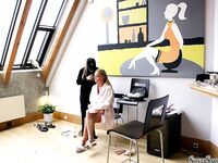 Silvia Saint posiert auf der Treppe