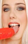 Katrin Wolf masturbiert mit einem Dildo