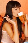 Angelina Crow und Cayenne Klein an der Bar