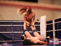Avril Sun und Eve Sanders im Ring für einen lesbischen Showdown