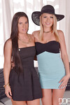 Athina Love und Lucy Heart saugen Schwanz