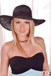 Athina Love und Lucy Heart saugen Schwanz