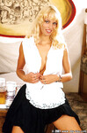 Anita Blond masturbiert im Kloster