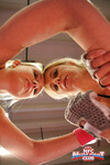 Nataly Von und Nikky Thorne ringen