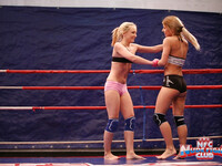 Nataly Von und Nikky Thorne ringen