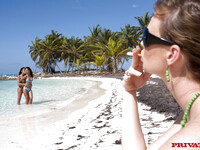 Lucy Belle und Black Angelika lecken am Strand