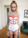 Sasha Beart die wilde tätowierte Milf