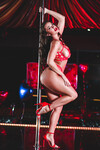 Abigail Mac und Nicolette Shea ficken in der Bar