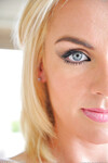 Heather schiebt einen großen Dildo in ihre Muschi