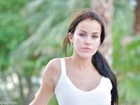 Megan Rain zeigt ihre Muschi