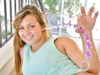 Keisha Grey masturbiert mit Analball