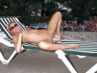 Sandy masturbiert am Strand