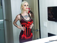 Kleio Valentien die tätowierte blonde Schlampe
