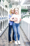 Christie Stevens und Eva Nyx in der Wäscherei