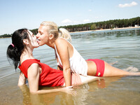 Sara F und Timea Bella lecken am Strand