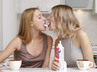 Eva Elfie und Elizabeth Evans lecken sich gegenseitig
