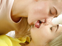 Jenny Wild und Mia Richi lecken sich gegenseitig