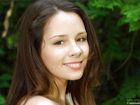 Arina zeigt ihren Körper im Wald