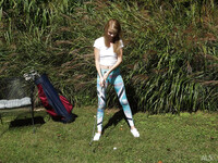 Hannah Hays im Garten
