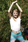 Hannah Hays im Garten