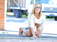 Kennedy Leigh, das blonde Mädchen mit der Brille