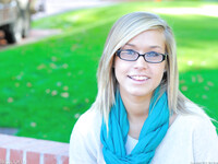 Kennedy Leigh, das blonde Mädchen mit der Brille