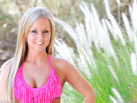 Melissa May spielt mit ihrer Muschi