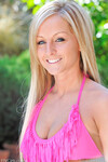 Melissa May spielt mit ihrer Muschi