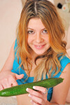 Callie Lavalley schiebt eine Gurke in ihre Muschi