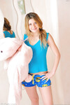 Callie Lavalley schiebt eine Gurke in ihre Muschi