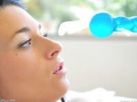 Lacy Channing masturbiert mit einem blauen Dildo