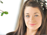 Lacy Channing zeigt ihren Körper