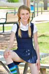 Sharlotte, das süße 18-jährige Schulmädchen