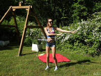 Charity Crawford masturbiert im Garten