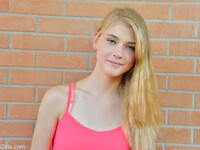 Hanah die blonde 18 jährige Teenagerin