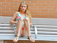Hanah die blonde 18 jährige Teenagerin