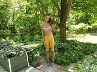 Charity Crawford schiebt riesigen Dildo hoch