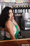 Gabriela Lopez fickt in der Bar