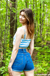 Funky Town masturbiert im Wald