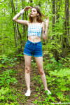 Funky Town masturbiert im Wald