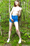 Funky Town masturbiert im Wald