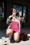 Valentina Nappi - An der Haltestelle
