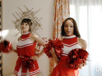 Lexi Luna und Alexis Rae sind die feurigen Cheerleader