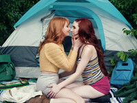 Lacy Lennon und Aria Carson lecken sich gegenseitig im Zelt