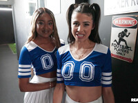 Junge Cheerleader Kylie Rocket und Destiny Mira werden im Turn gefickt