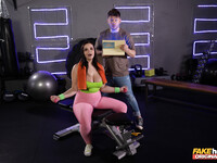 Sofia Lee trainiert mit einem Personal Trainer
