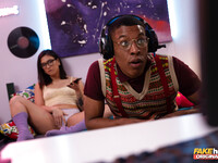 Lena Coxx fickt Gamer schwarzen Kerl