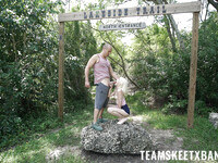 Jessie Saint fickt im Wald
