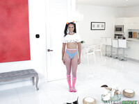 Berlyn Toy das süße asiatische Mädchen