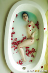 Jewelz Blu fickt in der Badewanne